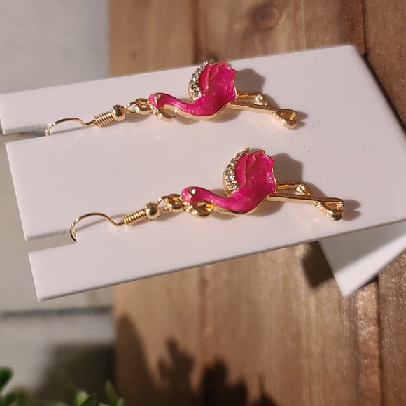 🎄Earrings dangle Flamingo pink and goldtone w Rhinestones NWT - Picture 3 of 3